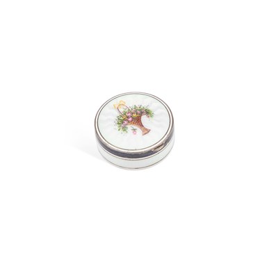 Lot 274 - AN EARLY 20TH CENTURY CONTINENTAL SILVER AND ENAMEL BOX