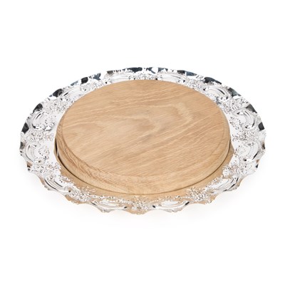 Lot 131 - A GEORGE V SILVER AND WOOD BREADBOARD