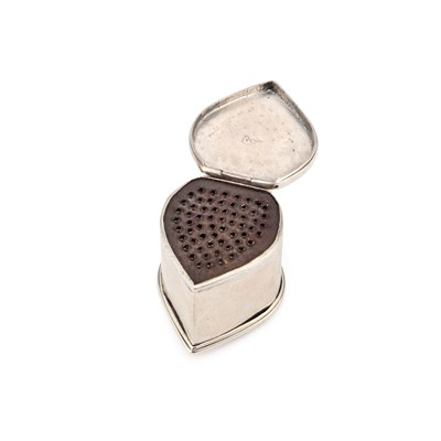 Lot 231 - AN EARLY 18TH CENTURY SILVER NUTMEG GRATER