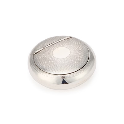 Lot 423 - A GEORGE V SILVER SQUEEZE SNUFF BOX