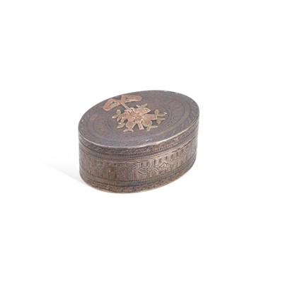 Lot 100 - AN 18TH CENTURY FRENCH SILVER SNUFF BOX