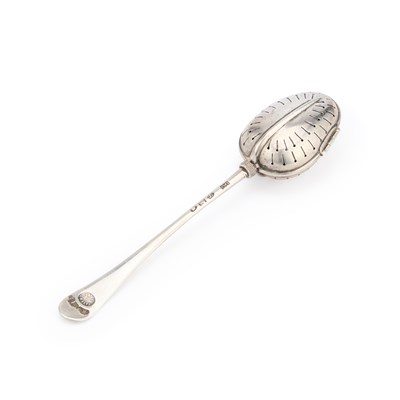 Lot 164 - A VICTORIAN SILVER TEA INFUSER