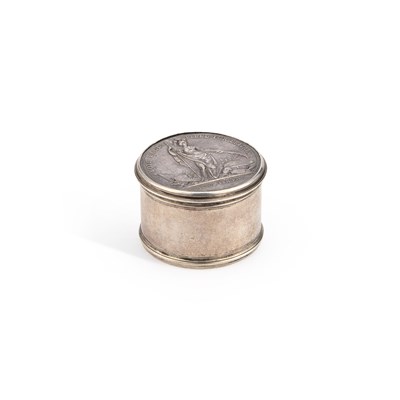 Lot 219 - A SMALL 18TH CENTURY SILVER BOX AND COVER