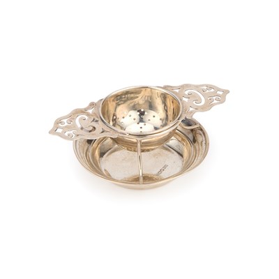Lot 151 - A GEORGE V SILVER TEA STRAINER ON STAND