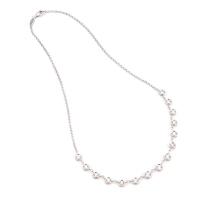 Lot 681 - AN 18 CARAT WHITE GOLD AND DIAMOND NECKLACE