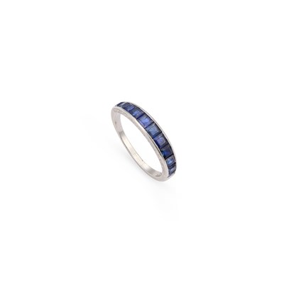 Lot 228 - A SAPPHIRE HALF HOOP RING