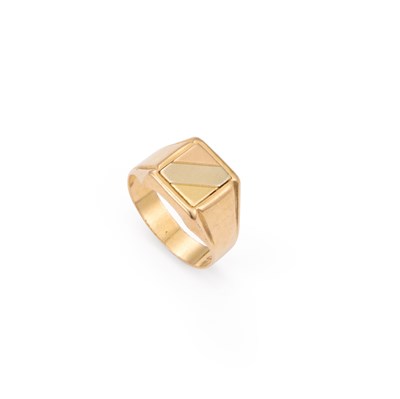 Lot 703 - AN 18 CARAT GOLD GENTS RING