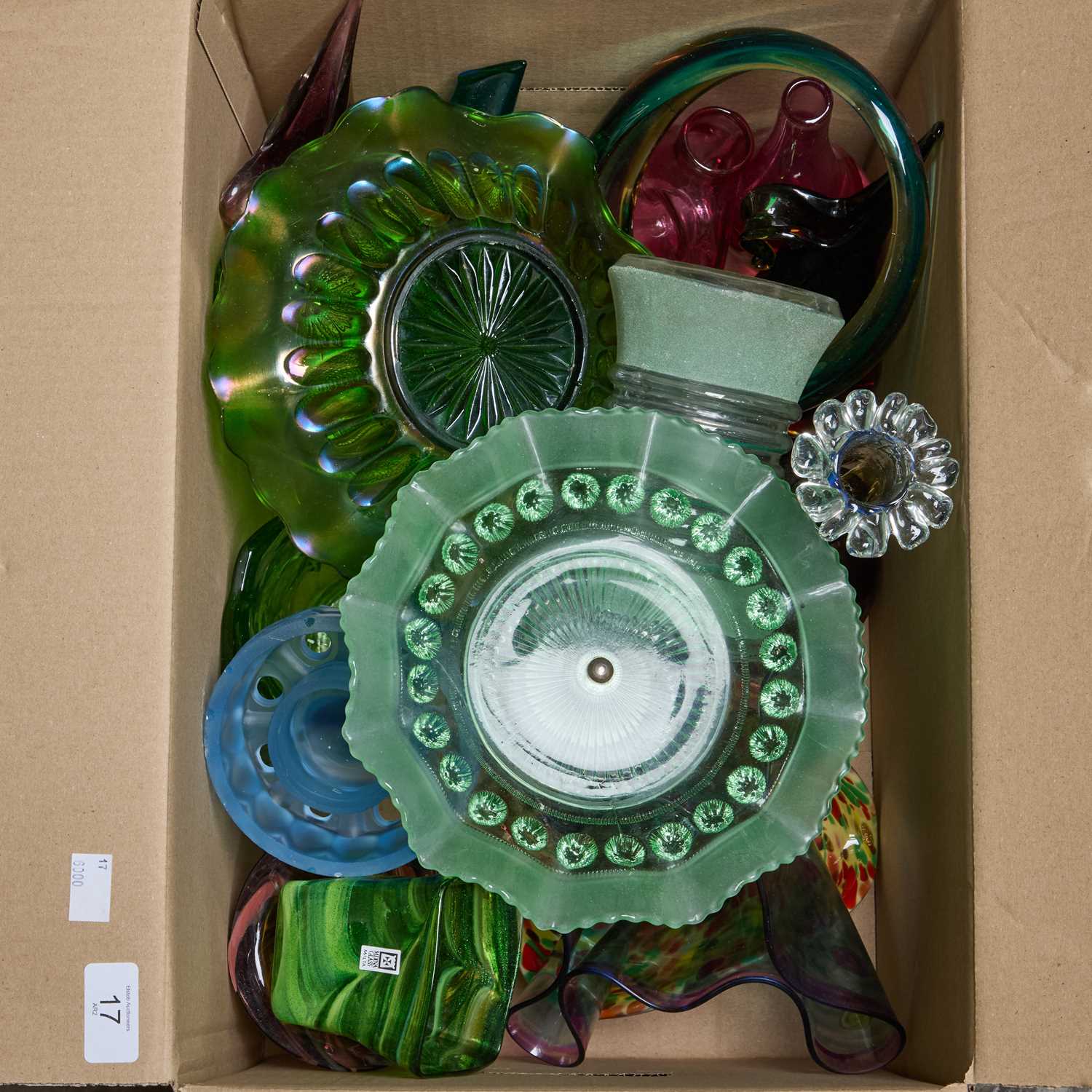 Lot 17 - A BOX OF GLASS