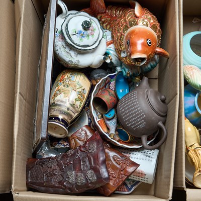 Lot 86 - A BOX INCLUDING CHINESE TEAPOT, SATSUMA VASE