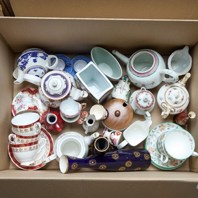 Lot 112 - A BOX OF CERAMICS