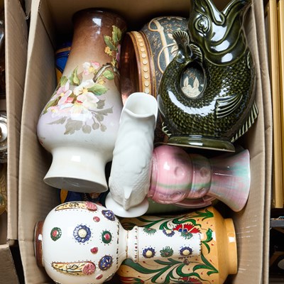 Lot 125 - A BOX OF CERAMICS