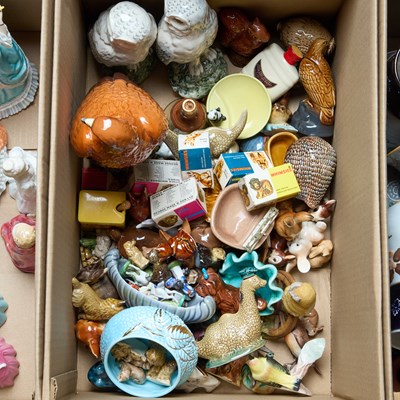 Lot 151 - A BOX OF WADE, DOULTON, ETC.