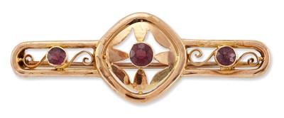 Lot 1738 - AN EARLY 20TH CENTURY 9 CARAT GOLD GARNET BROOCH