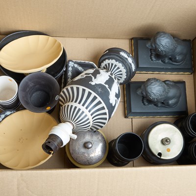 Lot 186 - A BOX OF WEDGWOOD JASPERWARE INCLUDING A PAIR OF BLACK BASALT LIONS