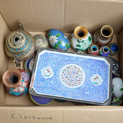 Lot 194 - A BOX OF ENAMEL WARE