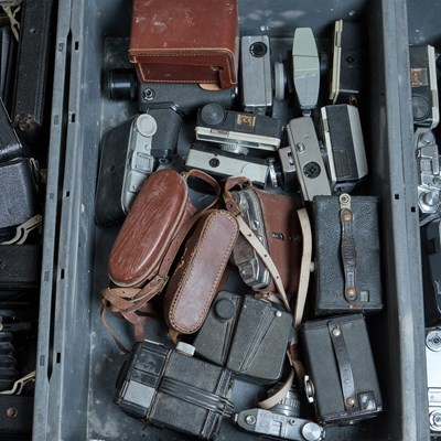 Lot 202 - A BOX OF CAMERAS