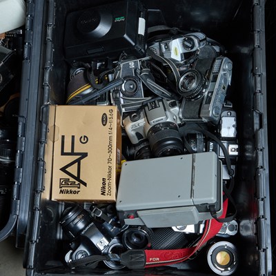 Lot 205 - A BOX OF CAMERAS