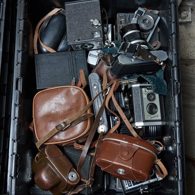 Lot 206 - A BOX OF CAMERAS