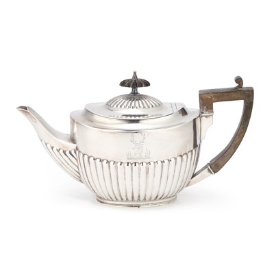 Lot AN EDWARDIAN SILVER TEAPOT