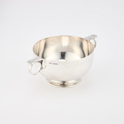 Lot 424 - A GEORGE VI SILVER TWO-HANDLED PORRINGER
