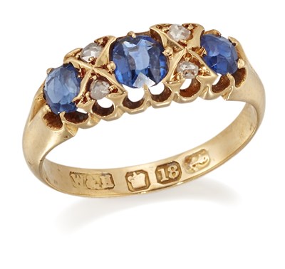 Lot 1679 - A LATE 19TH / EARLY 20TH CENTURY SAPPHIRE AND DIAMOND RING