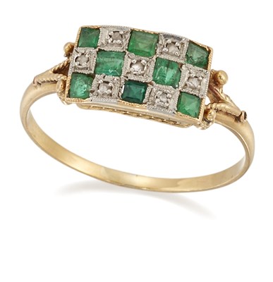 Lot 1671 - AN EARLY 20TH CENTURY EMERALD AND DIAMOND RING