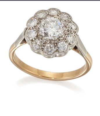 Lot 1534 - A DIAMOND CLUSTER RING