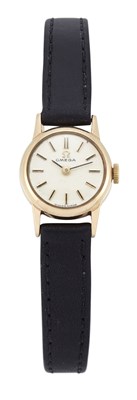 Lot 1522 - A LADY'S 9 CARAT GOLD OMEGA STRAP WATCH