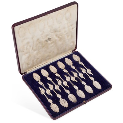Lot A SET OF TWELVE GEORGE V SILVER NATURALISTIC TEASPOONS