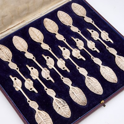 Lot 415 - A SET OF TWELVE GEORGE V SILVER NATURALISTIC TEASPOONS