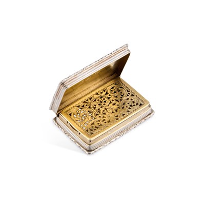 Lot AN EARLY VICTORIAN SILVER CASTLE-TOP VINAIGRETTE