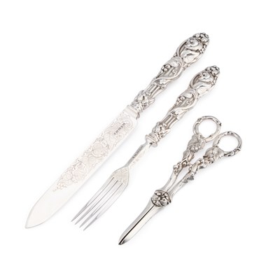 Lot A CASED SET OF THREE VICTORIAN SILVER DESSERT SERVERS