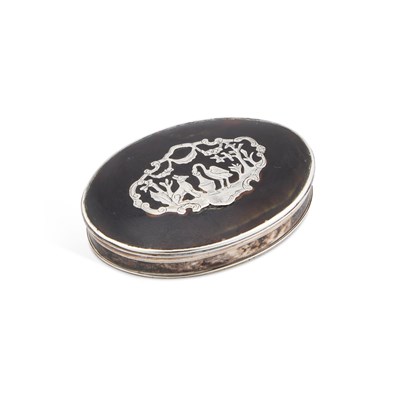 Lot 212 - AN 18TH CENTURY SILVER AND TORTOISESHELL SNUFF BOX