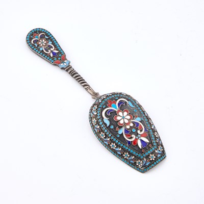 Lot 298 - A RUSSIAN SILVER AND CLOISONNÉ ENAMEL CADDY SPOON