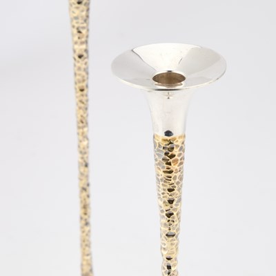 Lot 390 - STUART DEVLIN: A PAIR OF ELIZABETH II PARCEL-GILT SILVER CANDLESTICKS