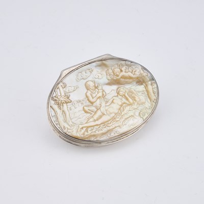 Lot 345 - AN 18TH CENTURY SILVER AND MOTHER-OF-PEARL SNUFF BOX