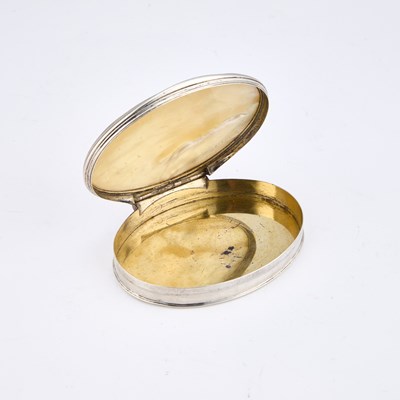 Lot 345 - AN 18TH CENTURY SILVER AND MOTHER-OF-PEARL SNUFF BOX