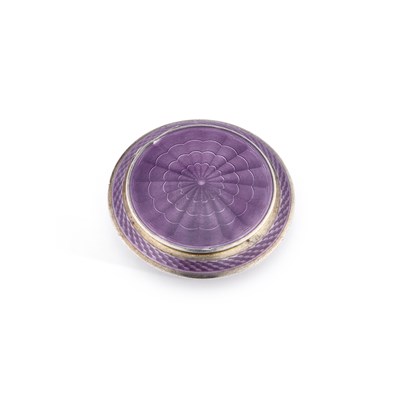 Lot AN EARLY 20TH CENTURY SWISS 935 STANDARD SILVER-GILT AND GUILLOCHÉ ENAMEL BOX