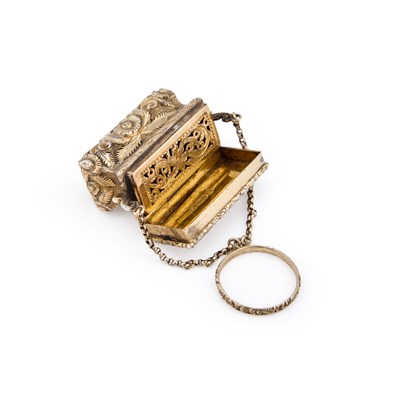 Lot AN EARLY VICTORIAN SILVER-GILT CASTLE-TOP VINAIGRETTE