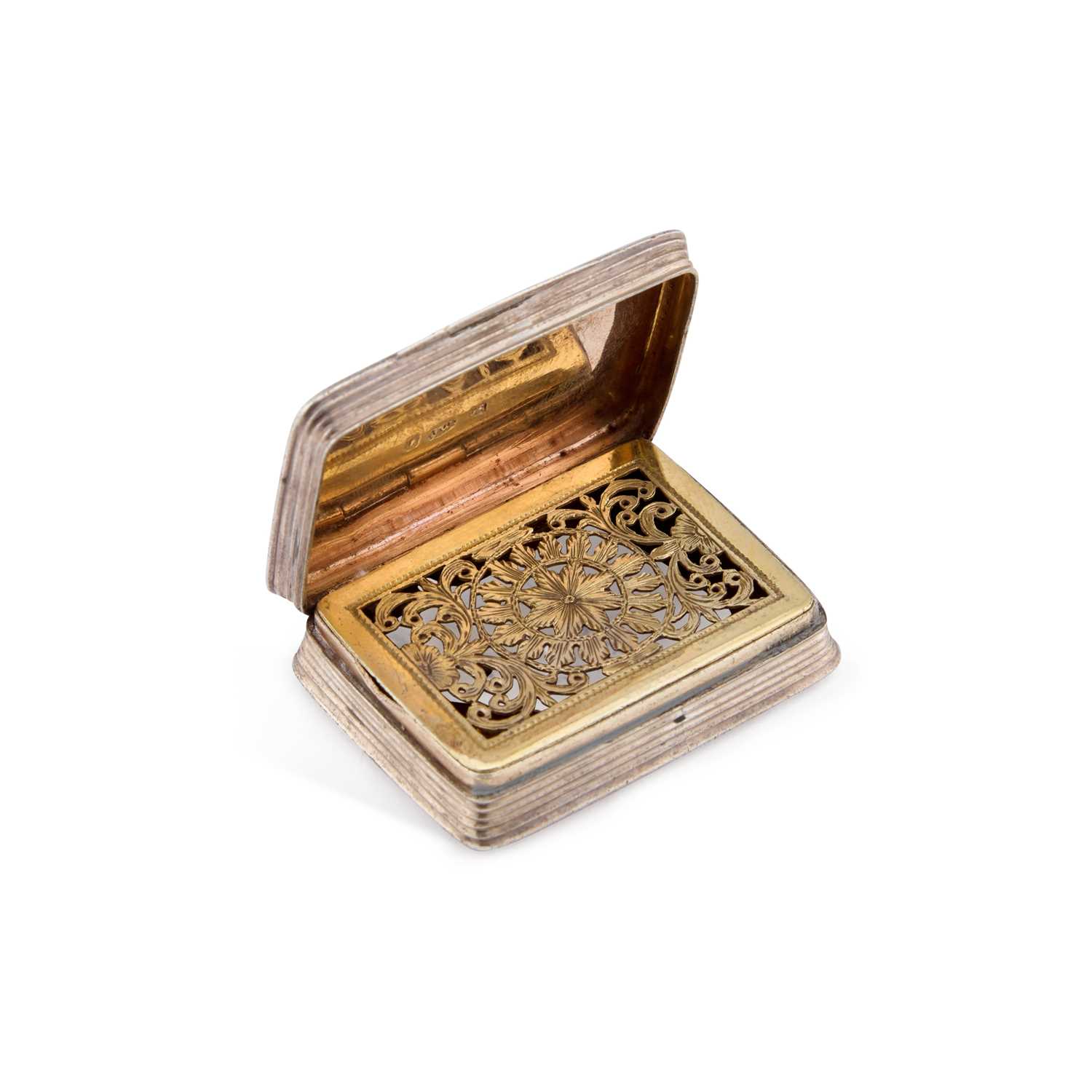 Lot 488 - AN EARLY VICTORIAN SILVER VINAIGRETTE