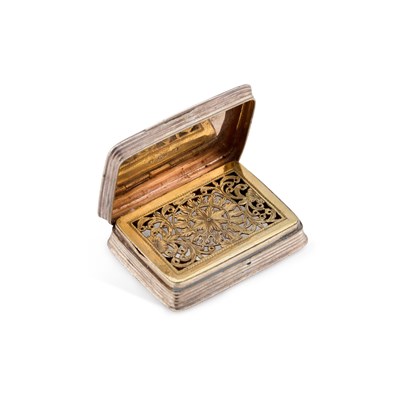 Lot AN EARLY VICTORIAN SILVER VINAIGRETTE