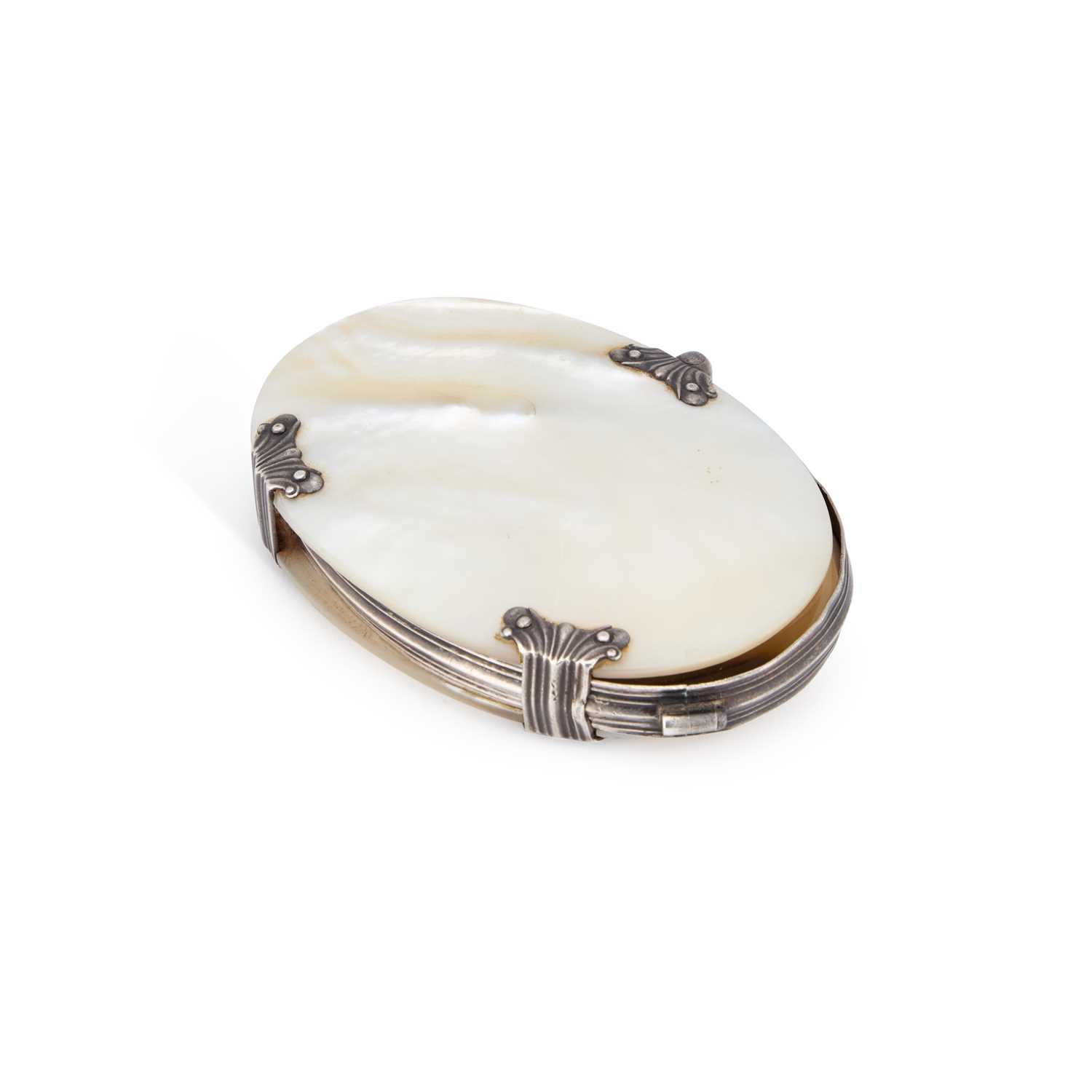 Lot A GEORGE III SILVER-MOUNTED MOTHER-OF-PEARL MAGNIFYING GLASS