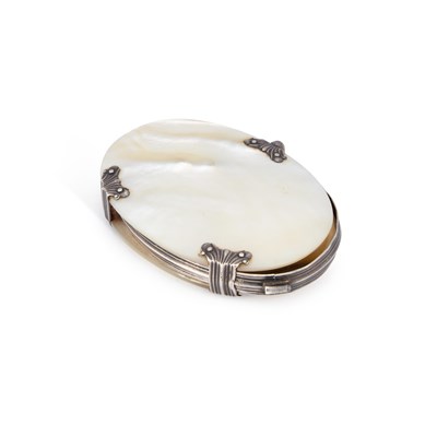 Lot A GEORGE III SILVER-MOUNTED MOTHER-OF-PEARL MAGNIFYING GLASS
