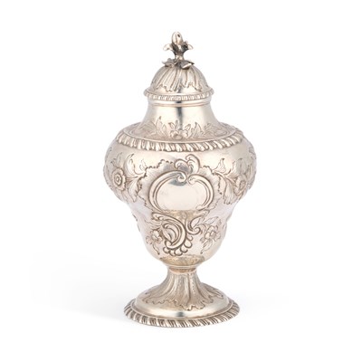 Lot 562 - A GEORGE III SILVER TEA CADDY