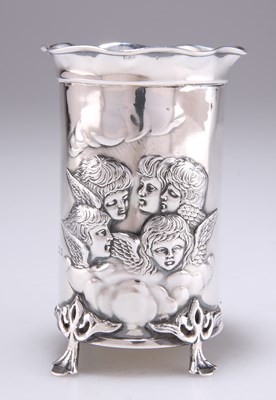 Lot 1465 - AN EDWARDIAN SILVER VASE