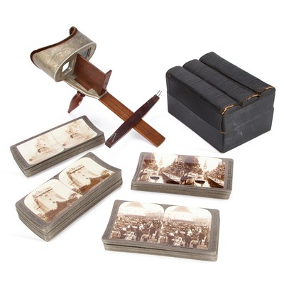 Lot 792 - AN UNDERWOOD & UNDERWOOD STEREOSCOPIC VIEWER