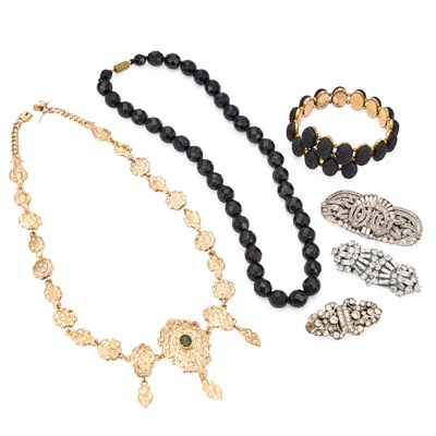 Lot 732 - A GROUP OF JEWELLERY