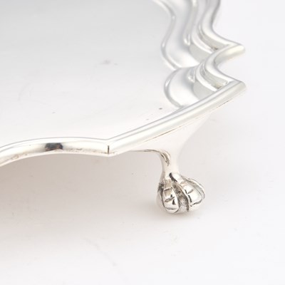 Lot 411 - A GEORGE V SILVER SALVER