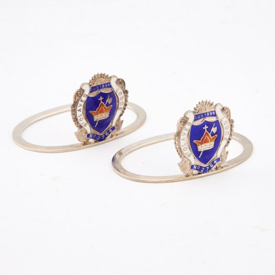Lot 433 - A PAIR OF GEORGE V SILVER AND ENAMEL NAPKIN RINGS