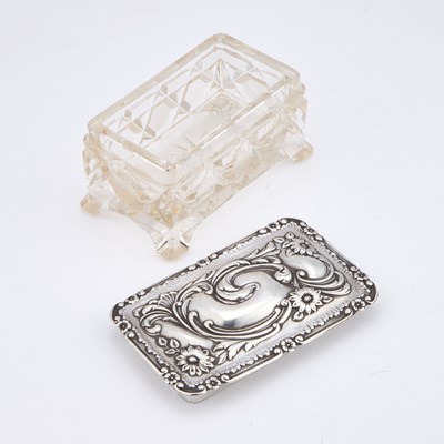 Lot 438 - A GEORGE V SILVER-TOPPED CUT-GLASS BOX